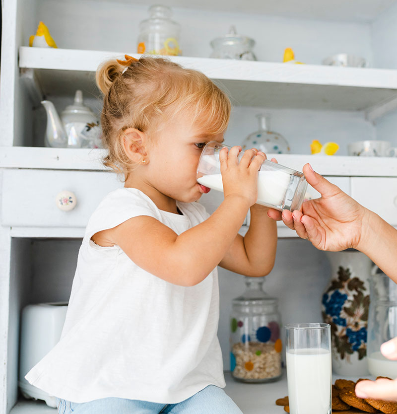 girl-drinking-milk